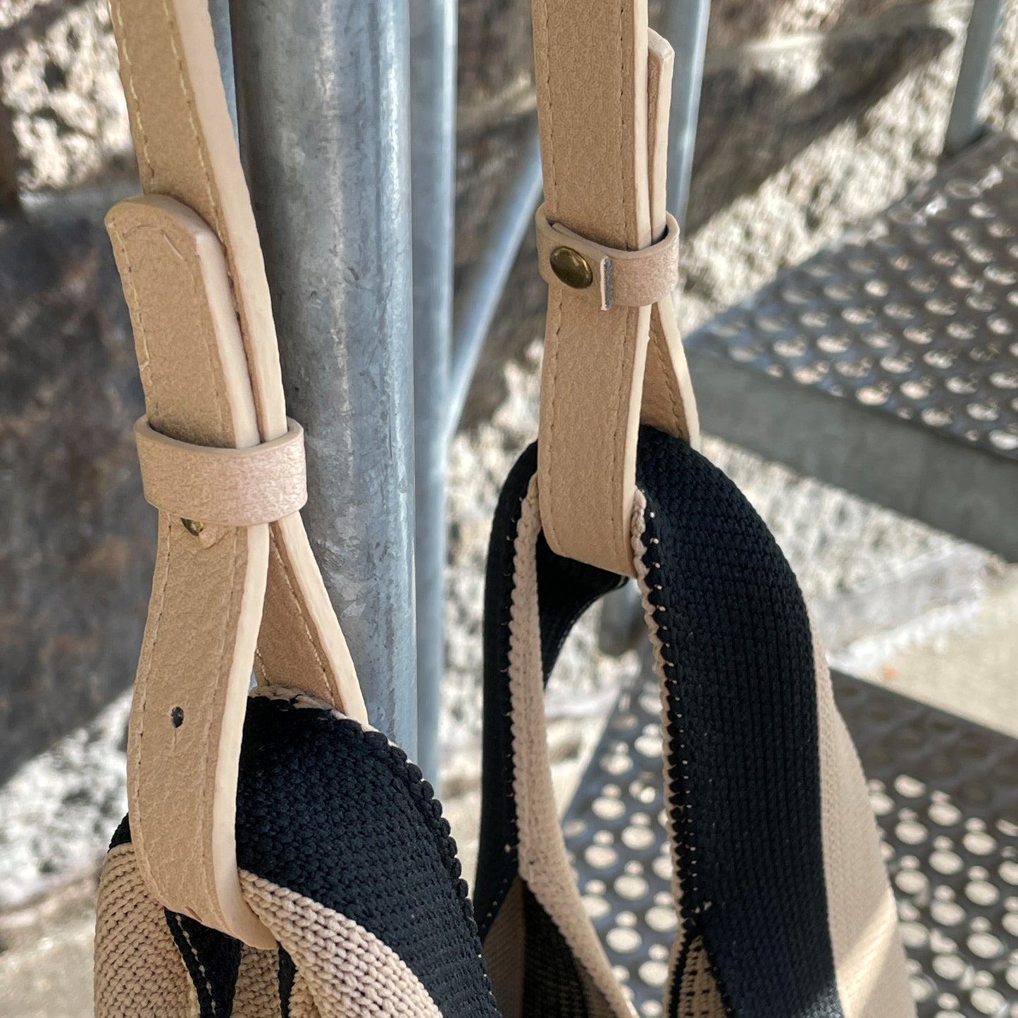 Beige strap til woven shopper