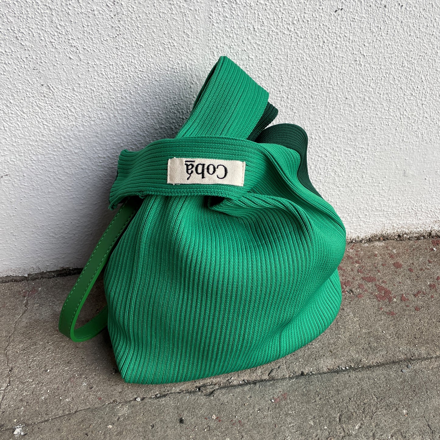 Green strap for woven shopper