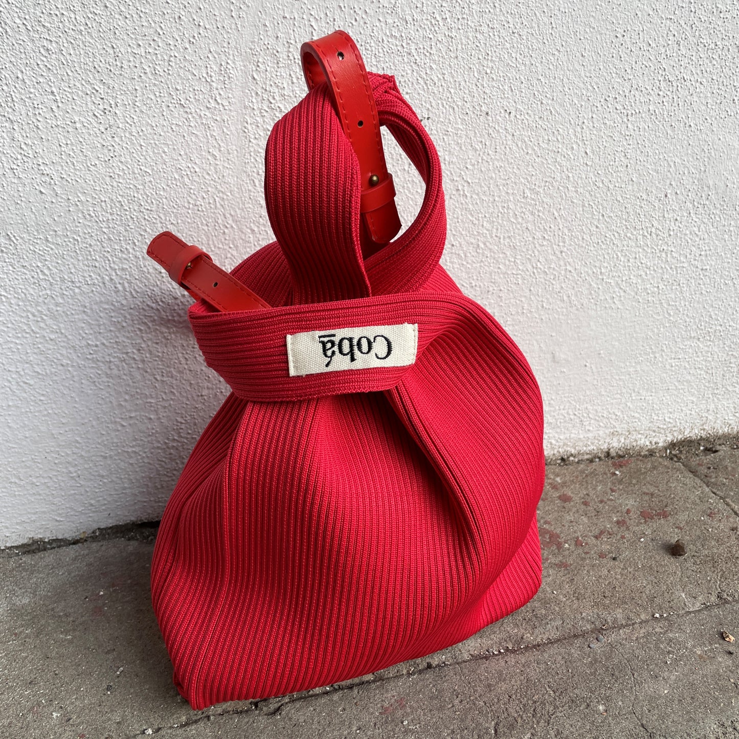Red strap for woven shopper