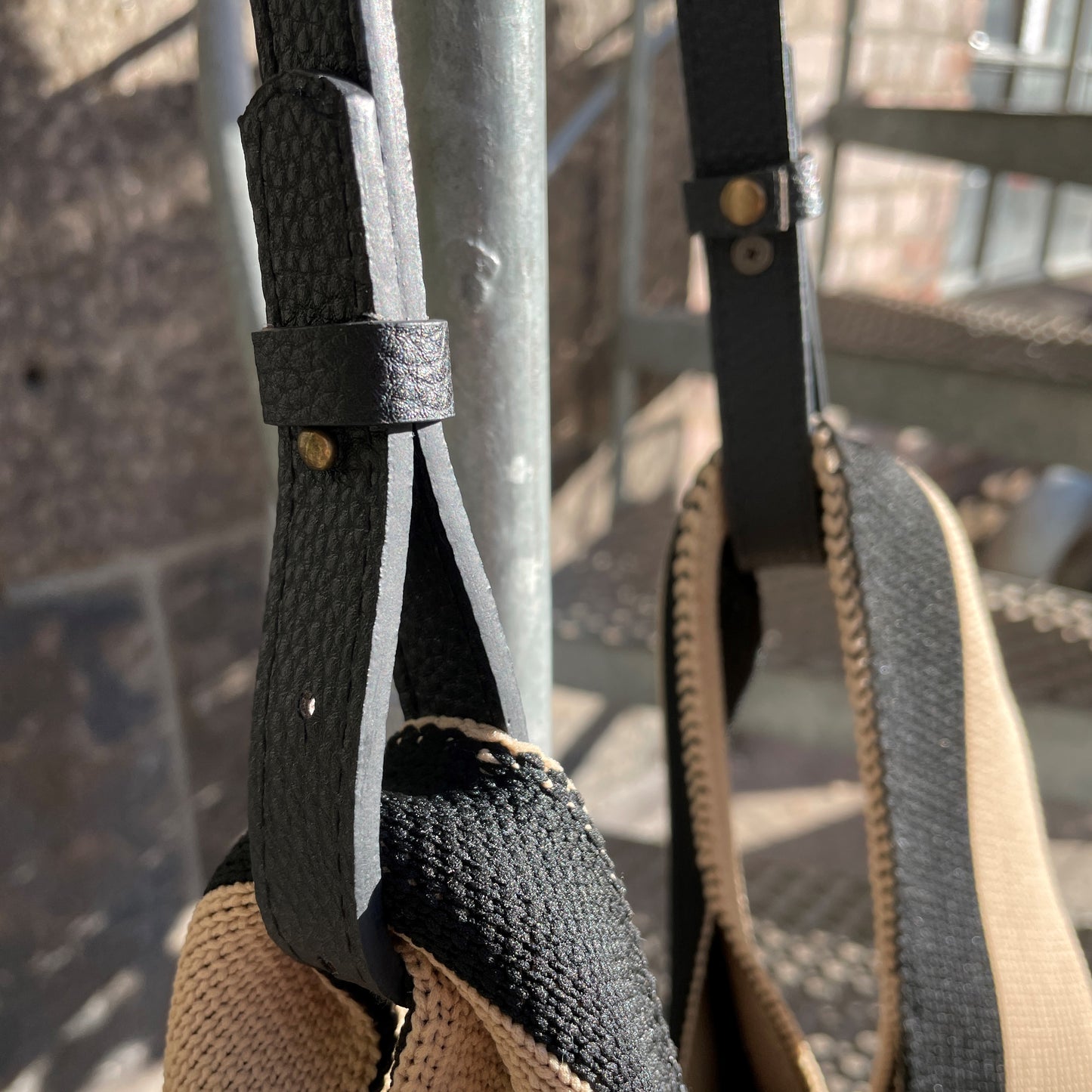 Black strap for woven shopper